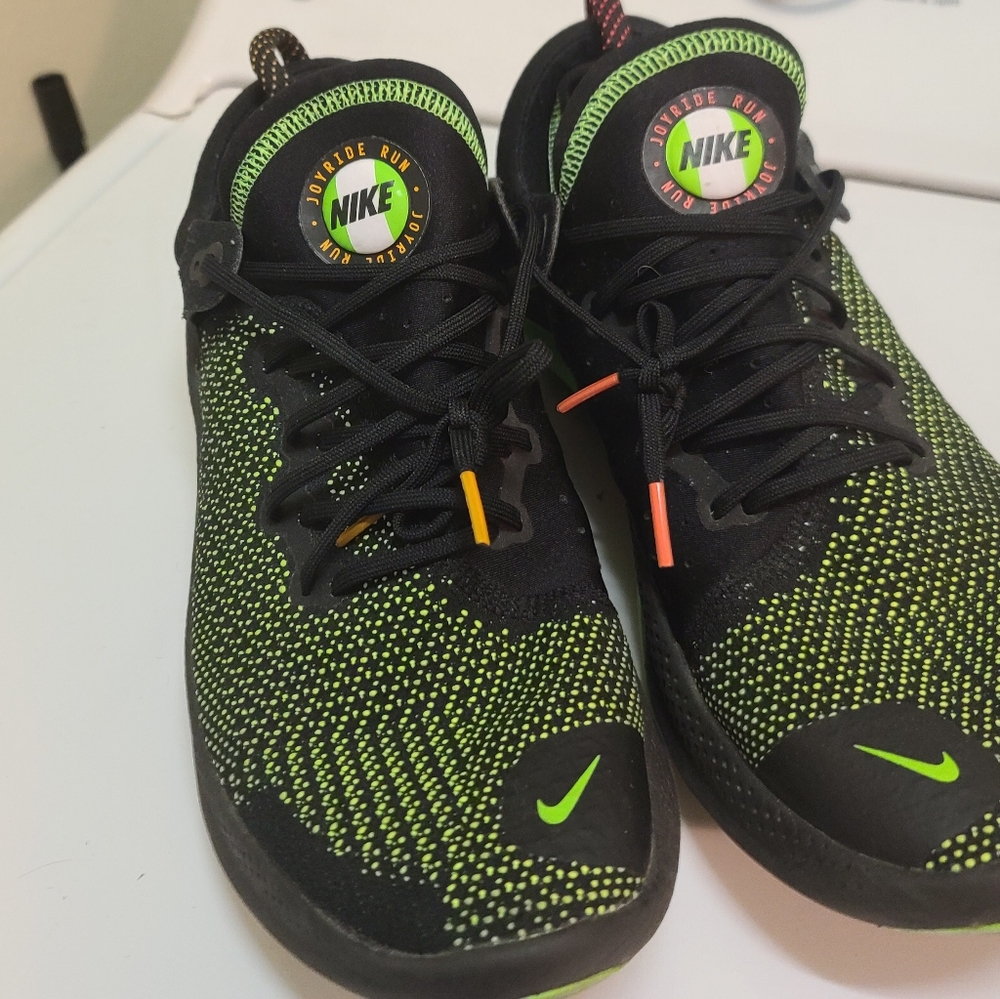 MENS PREOWNED NIKE JOYRIDE SIZE 13- BLACK AND GREEN/ORANGE